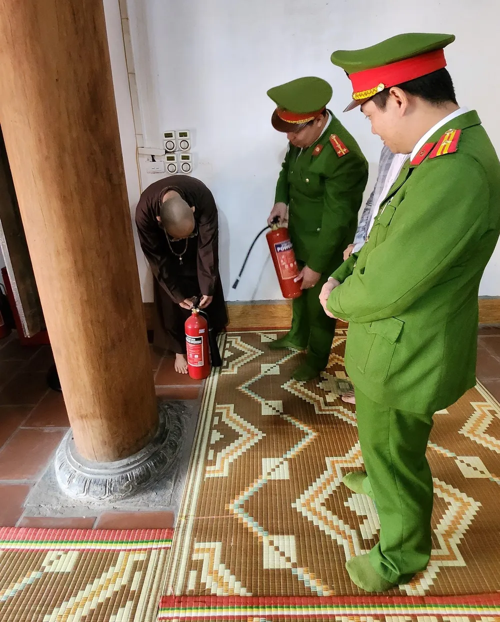 Kiểm tra và hướng dẫn sử dụng bình cứu hỏa xách tay tại nơi thờ tự