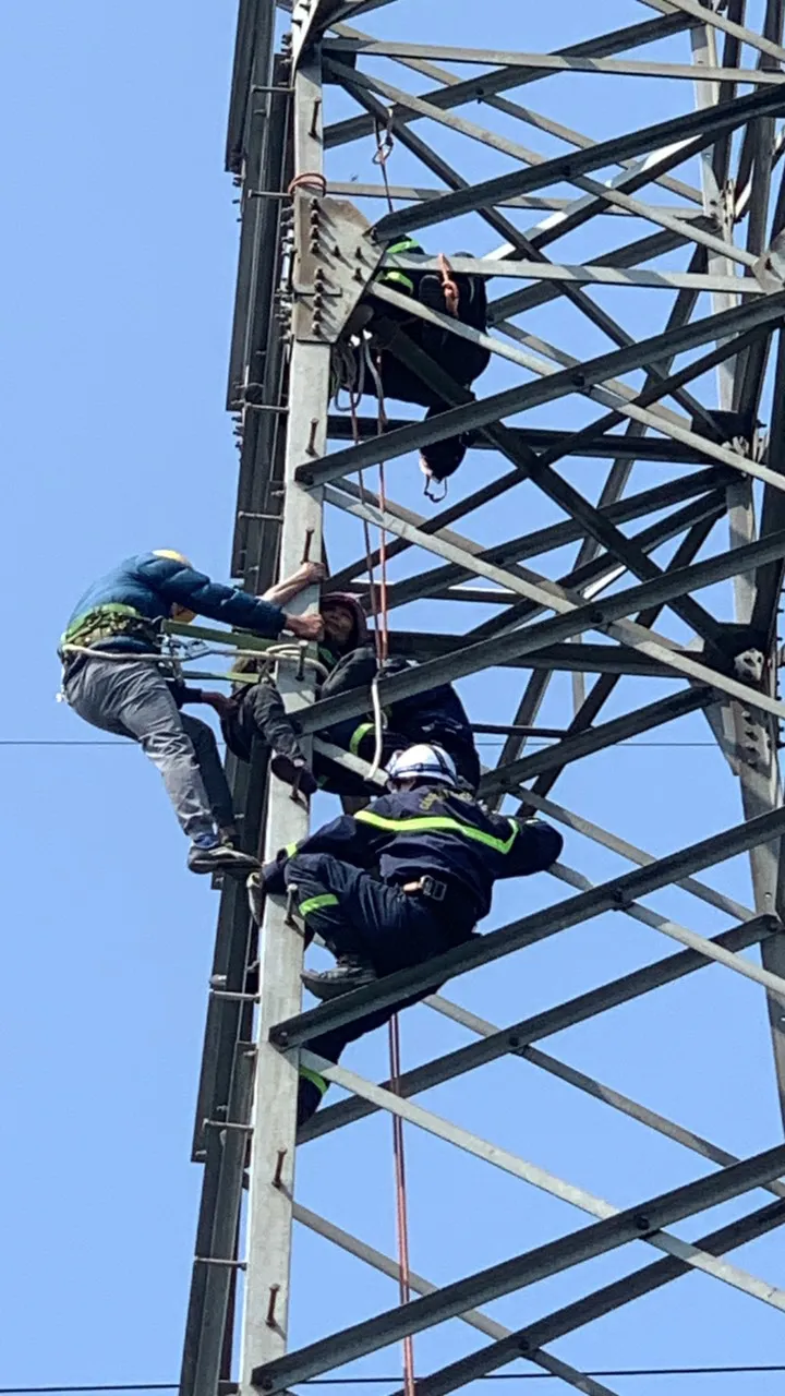 Lực lượng cứu hộ đưa người phụ nữ xuống đất an toàn Lực lượng cứu hộ đưa người phụ nữ xuống đất an toàn