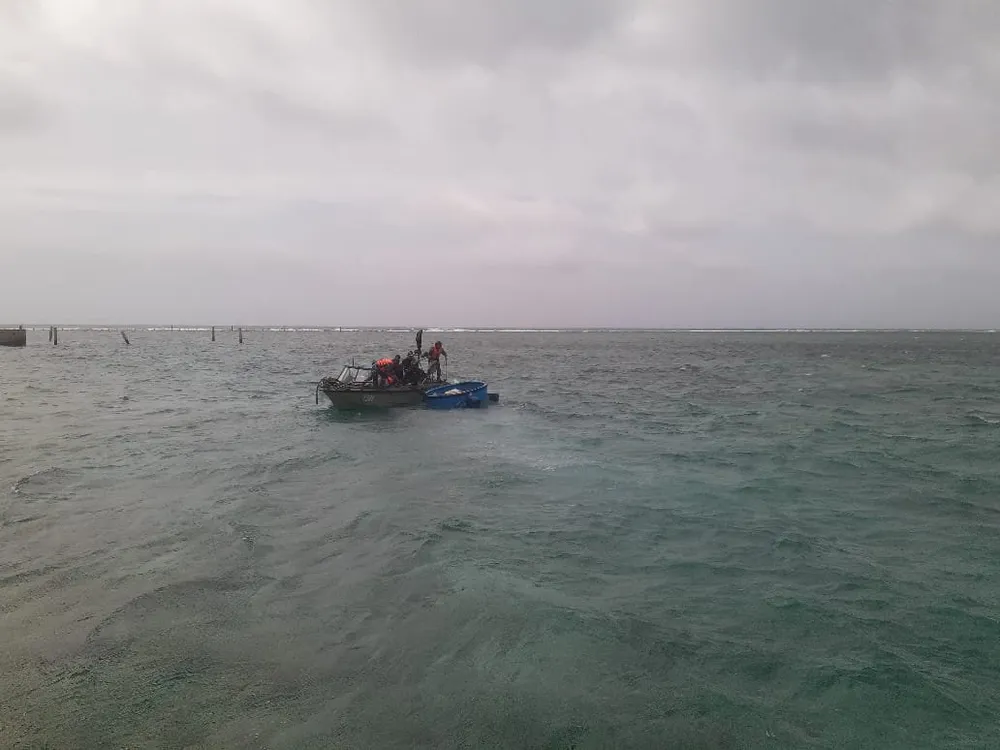 Cán bộ, chiến sĩ đảo Đá Lớn B đưa các ngư dân từ tàu lên đảo