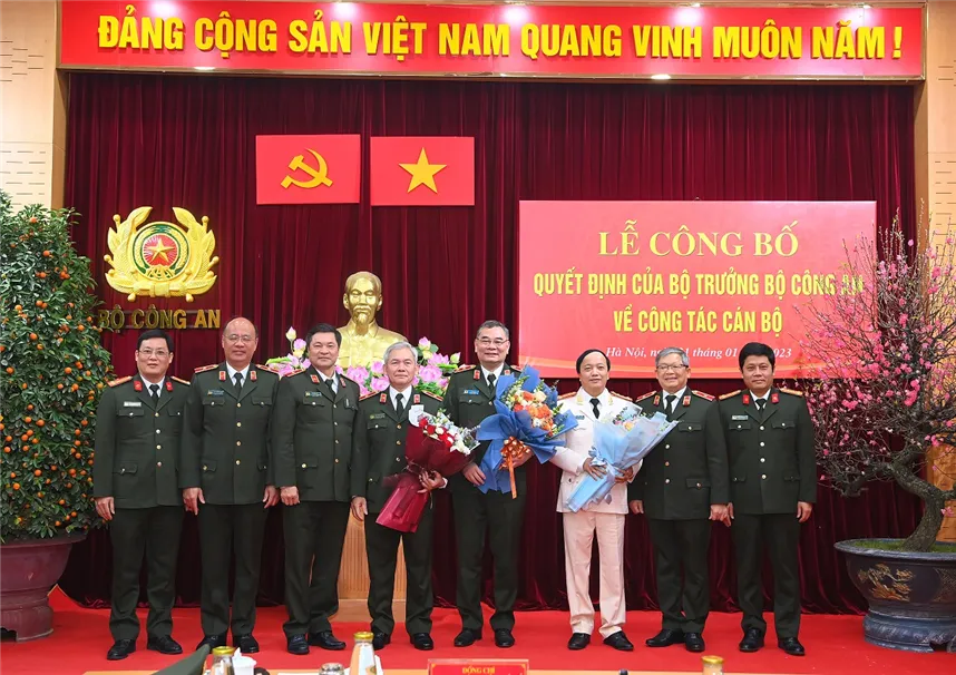 Đảng ủy lãnh đạo Văn phòng Bộ Công an tặng hoa chúc mừng các đồng chí vừa được nhận quyết định ngày hôm nay