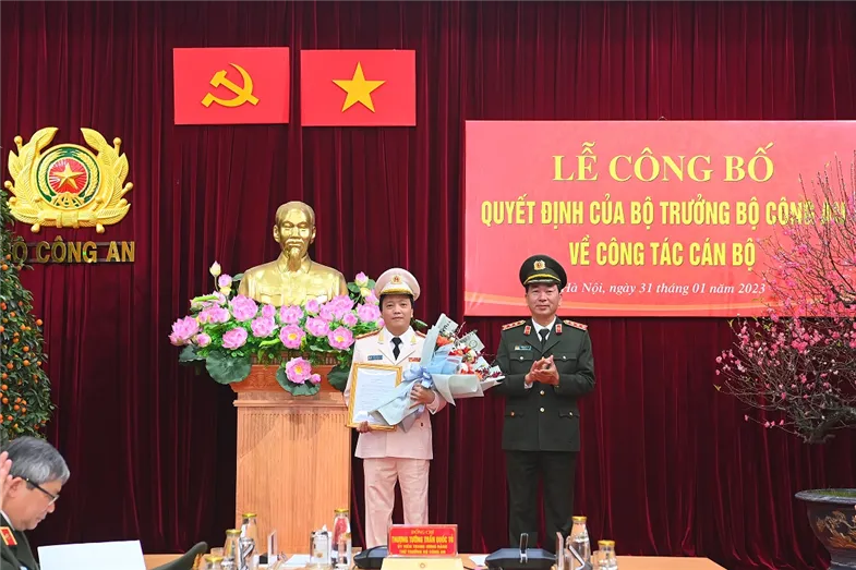 Thứ trưởng Trần Quốc Tỏ trao quyết định đối với Đại tá Đặng Hồng Đức