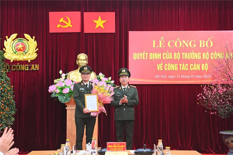 Thứ trưởng Trần Quốc Tỏ trao quyết định đối với Trung tướng Tô Ân Xô