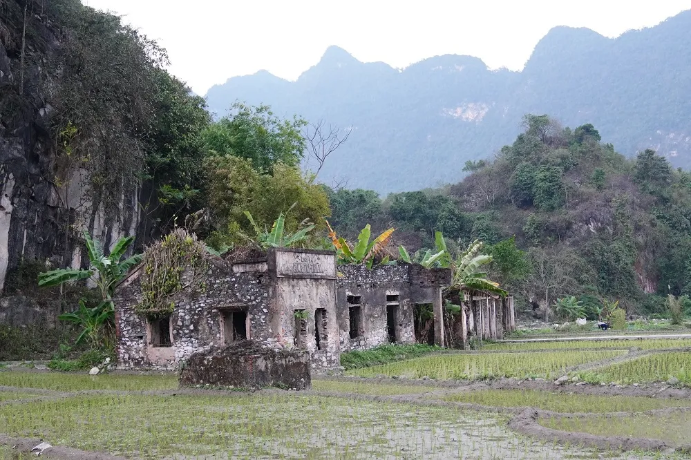 Làng Pinh được biết đến từ những năm 1984-1988 khi chiến tranh biên giới diễn ra. Do địa hình hiểm trở vừa an toàn, vừa là điểm cuối cùng của các phương tiện vận chuyển cơ giới nên Làng Pinh được chọn làm hậu cứ của bộ đội ta