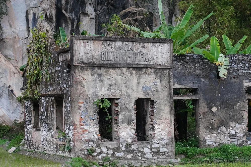 Với diện tích chỉ vài trăm mét vuông dọc theo sườn núi đá, được bố trí rất nhiều bộ phận công tác như: sở chỉ huy, kho hậu cần, trạm phẫu, điểm dừng chân của quân ra, quân vào…