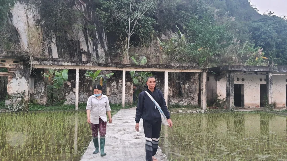 Người dân làng Pinh hàng ngày đi làm qua khu di tích Trạm phẫu tiền phương