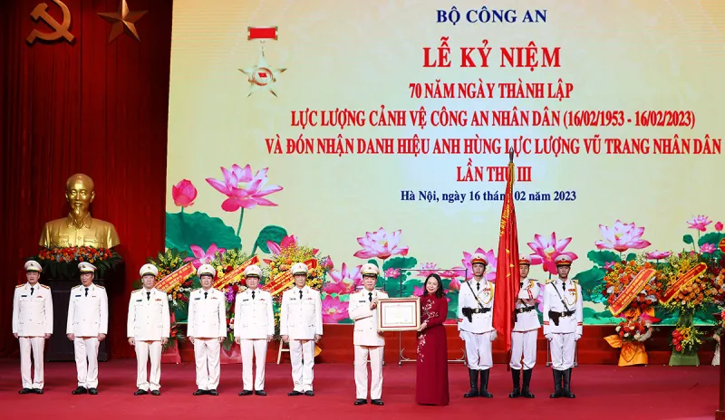 Quyền Chủ tịch nước Võ Thị Ánh Xuân trao danh hiệu Anh hùng lực lượng vũ trang nhân dân lần thứ III tặng lực lượng cảnh vệ công an nhân dân Quyền Chủ tịch nước Võ Thị Ánh Xuân trao danh hiệu Anh hùng lực lượng vũ trang nhân dân lần thứ III tặng lực lượng cảnh vệ công an nhân dân