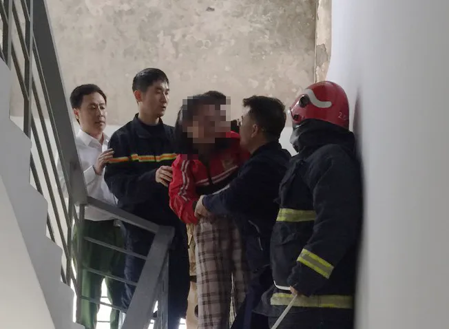 Lực lượng chức năng nhanh chóng có mặt để tổ chức đưa bé gái có ý định tự tử từ ban công tầng 15 xuống an toàn Lực lượng chức năng nhanh chóng có mặt để tổ chức đưa bé gái có ý định tự tử từ ban công tầng 15 xuống an toàn