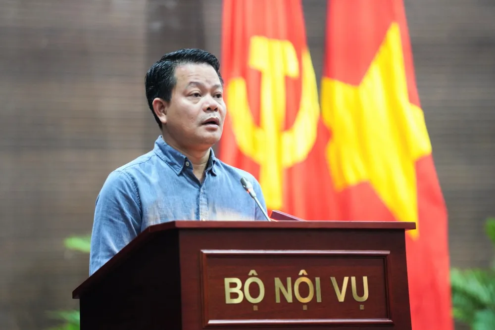 Đại tá Vũ Văn Tấn chia sẻ tại Bộ Nội vụ về tầm quan trọng của liên thông dữ liệu cán bộ, công chức, viên chức. Ảnh: ĐỖ TRUNG Đại tá Vũ Văn Tấn chia sẻ tại Bộ Nội vụ về tầm quan trọng của liên thông dữ liệu cán bộ, công chức, viên chức. Ảnh: ĐỖ TRUNG