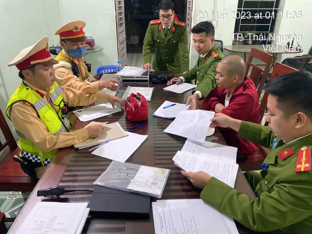 Cơ quan chức năng làm việc với tài xế sử dụng tem kiểm định giả Cơ quan chức năng làm việc với tài xế sử dụng tem kiểm định giả