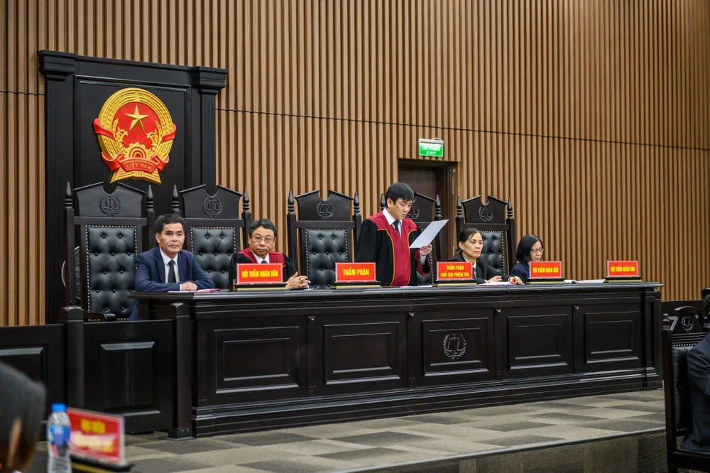 Thẩm phán Tòa án nhân dân TP Hà Nội đọc bản án. Ảnh: GIA KHÁNH Thẩm phán Tòa án nhân dân TP Hà Nội đọc bản án. Ảnh: GIA KHÁNH