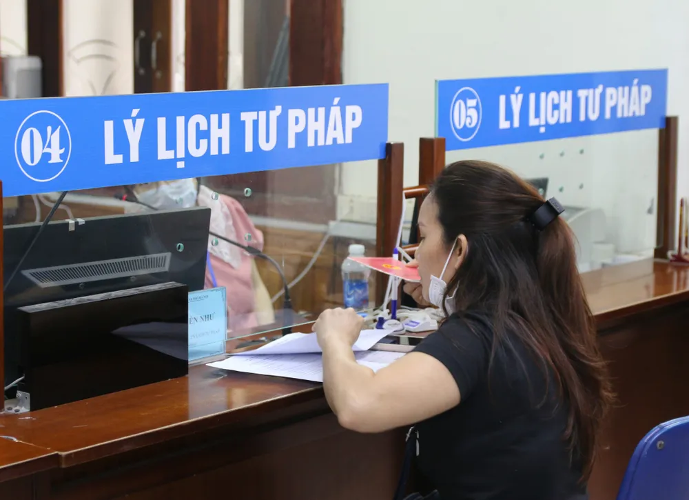 Ông Nguyễn Anh Minh, Chánh văn phòng Sở Tư pháp Hà Nội, cho biết sau nhiều ngày xảy ra tình trạng người dân xếp hàng xin lý lịch tư pháp, trưa 7-4, Đoàn kiểm tra công vụ của UBND TP Hà Nội đã làm việc với sở để nắm tình hình và ra phương hướng giải quyết Ông Nguyễn Anh Minh, Chánh văn phòng Sở Tư pháp Hà Nội, cho biết sau nhiều ngày xảy ra tình trạng người dân xếp hàng xin lý lịch tư pháp, trưa 7-4, Đoàn kiểm tra công vụ của UBND TP Hà Nội đã làm việc với sở để nắm tình hình và ra phương hướng giải quyết