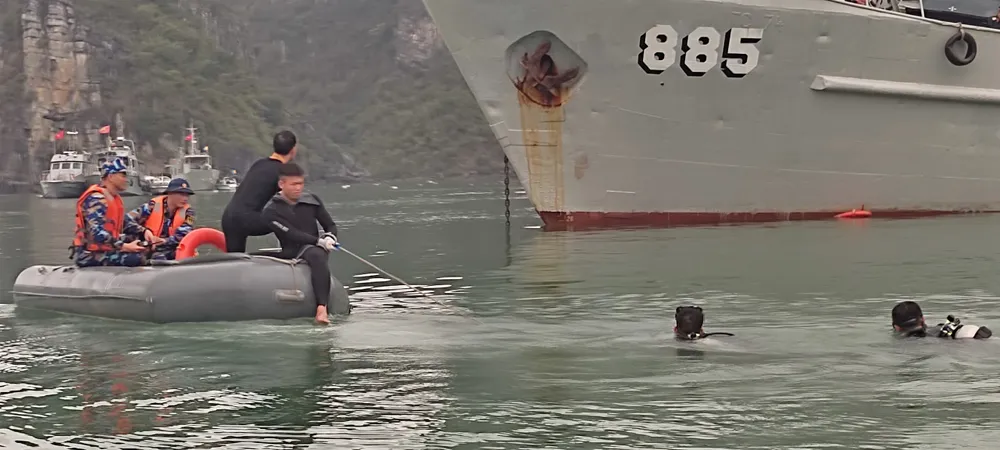 Thợ lặn thuộc Lữ đoàn đặc công 126 tổ chức tìm kiếm các nạn nhân ngày 6-4. Ảnh: Lữ đoàn 126 cung cấp