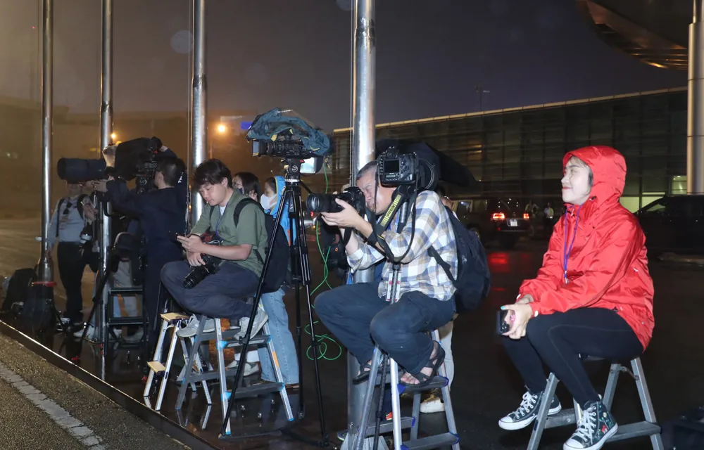 Phóng viên trong nước và quốc tế có mặt từ sớm để tác nghiệp tại lễ đón Ngoại trưởng Hoa Kỳ, tối 14-4. Ảnh: QUANG PHÚC