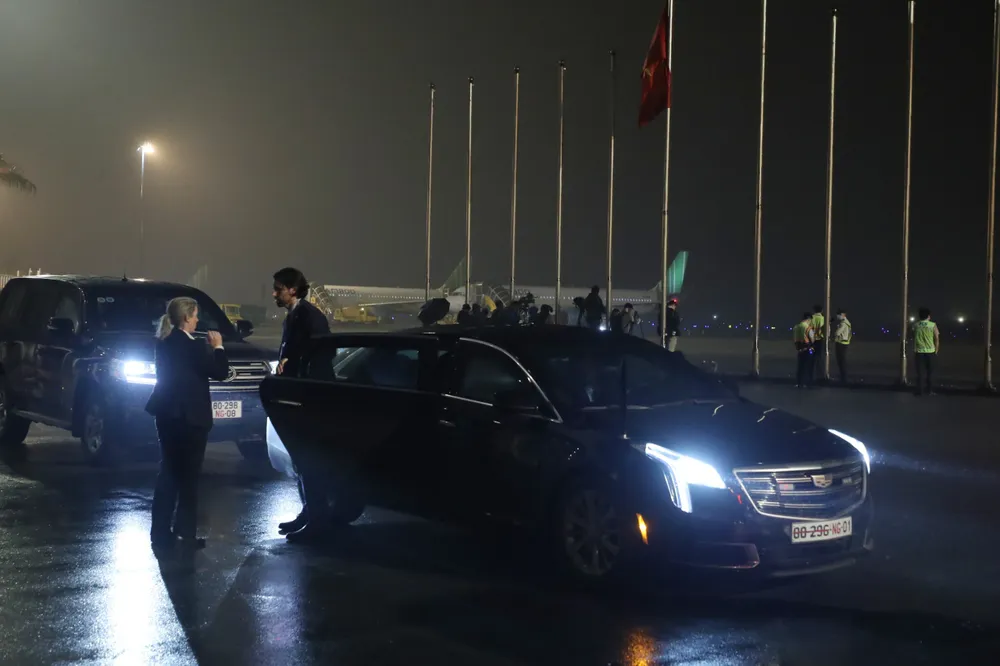 Đoàn xe ưu tiên chờ tại sân đỗ bên sảnh Vip A, Sân bay Quốc tế Nội Bài. Ảnh: QUANG PHÚC