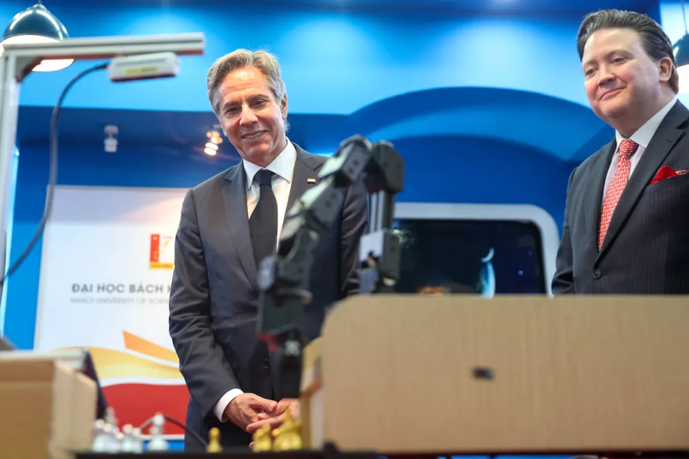 Ông Antony Blinken cảm thấy thú vị với hệ thống robot tại đây. Ảnh: VIẾT CHUNG