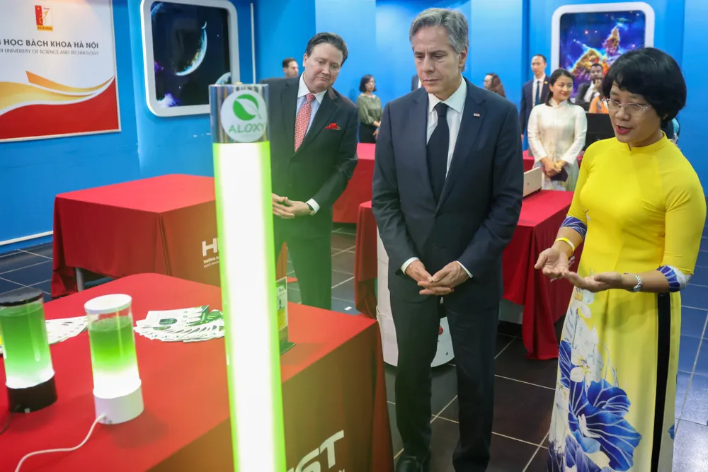 Đại diện Đại học Bách khoa Hà Nội giới thiệu hệ thống quan trắc không khí di động Fi-Mi. Ảnh: VIẾT CHUNG