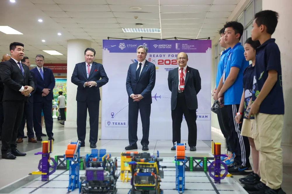 Ông Antony Blinken và phái đoàn Hoa Kỳ tham quan hệ thống robot sử dụng công nghệ xử lý hình ảnh 3D và trí tuệ nhân tạo. Ảnh: VIẾT CHUNG