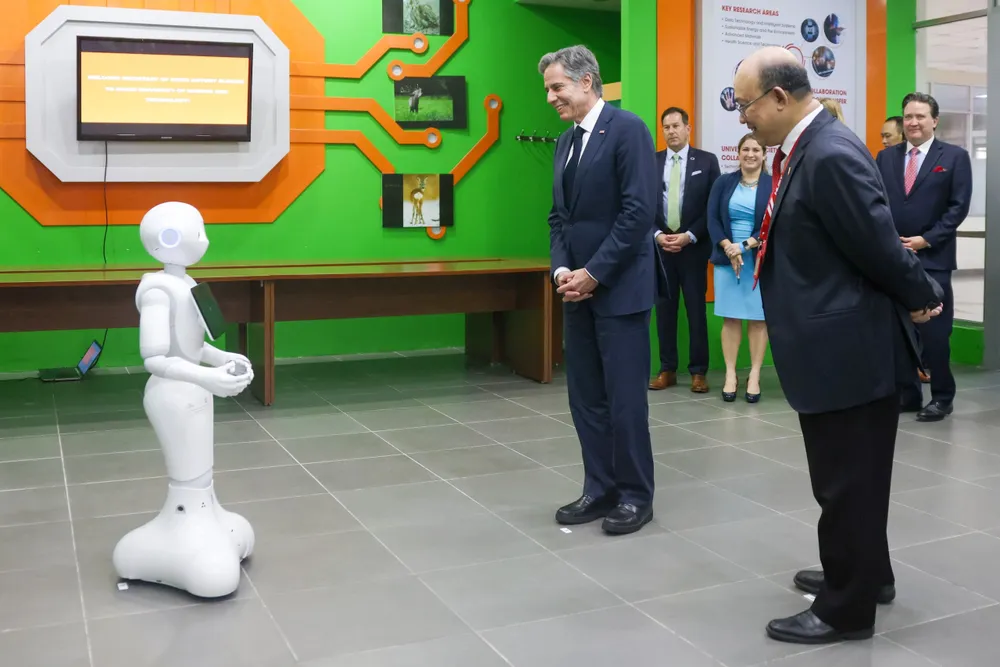 Ông Antony Blinken xem trình diễn robot tại Đại học Bách khoa Hà Nội. Ảnh: VIẾT CHUNG