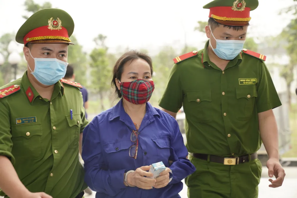 Bà Hoàng Thị Ngọc Hưởng, nguyên Phó Giám đốc Bệnh viện Tim Hà Nội được áp giải tới tòa. Ảnh: ĐỖ TRUNG
