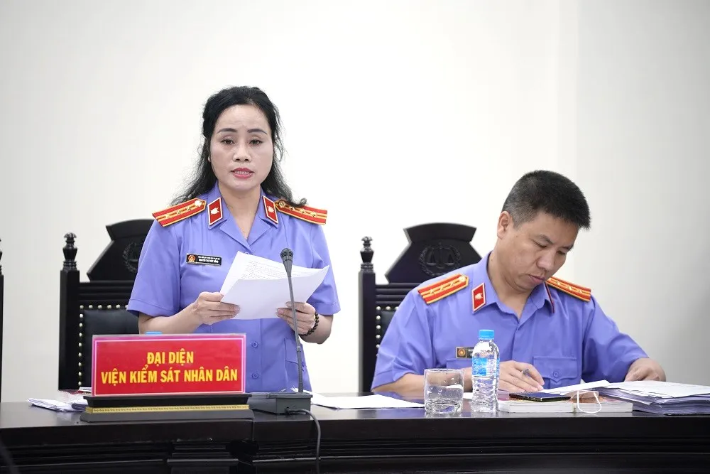 Đại diện VKS công bố bản luận tội. Ảnh: ĐỖ TRUNG