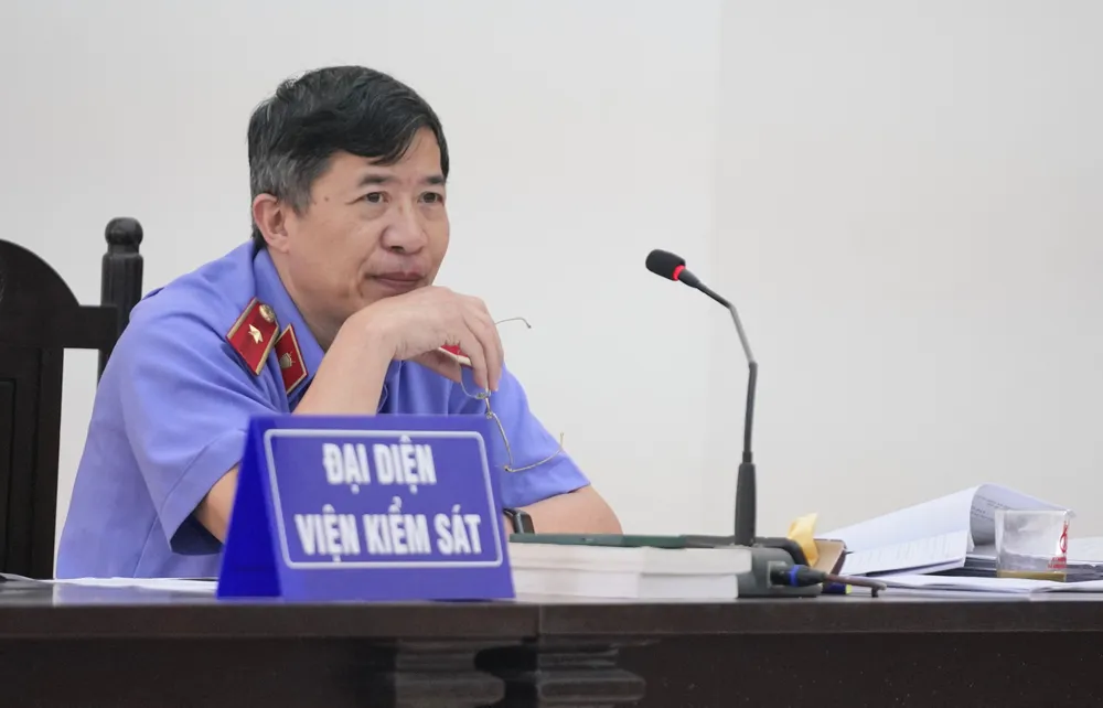Sáng cùng ngày, đại diện Viện Kiểm sát nhân dân cấp cao tại Hà Nội cũng tham gia xét hỏi. Ảnh: ĐỖ TRUNG