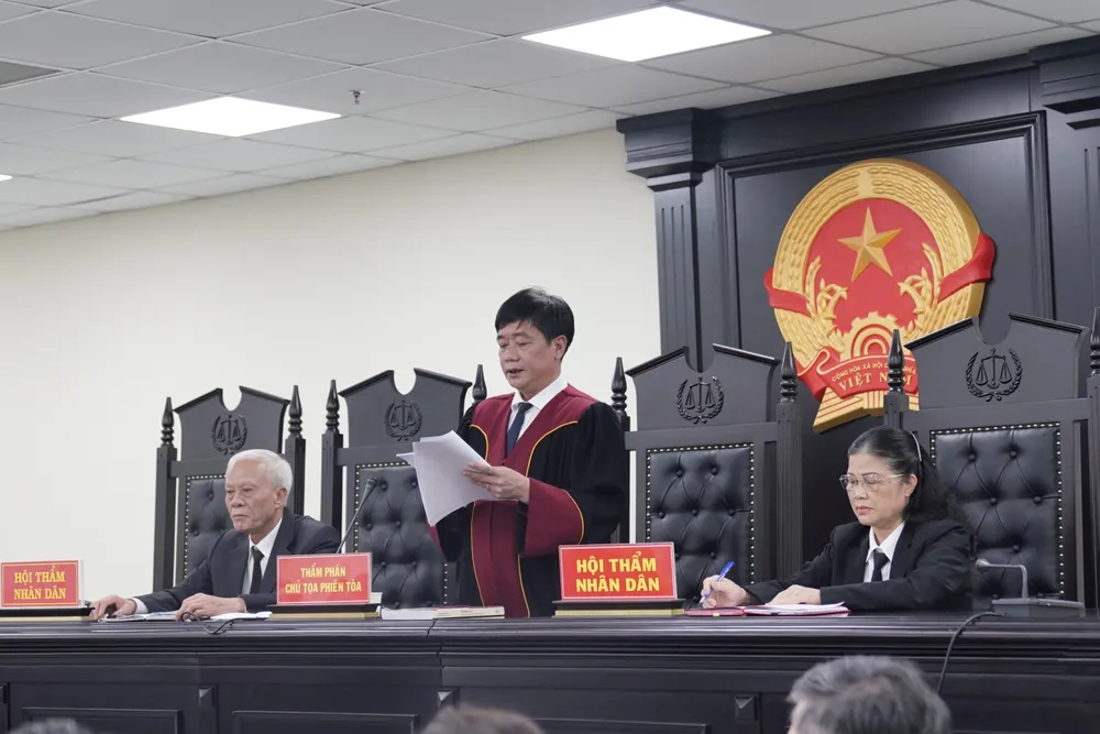 HĐXX công bố bản án. Ảnh: ĐỖ TRUNG HĐXX công bố bản án. Ảnh: ĐỖ TRUNG