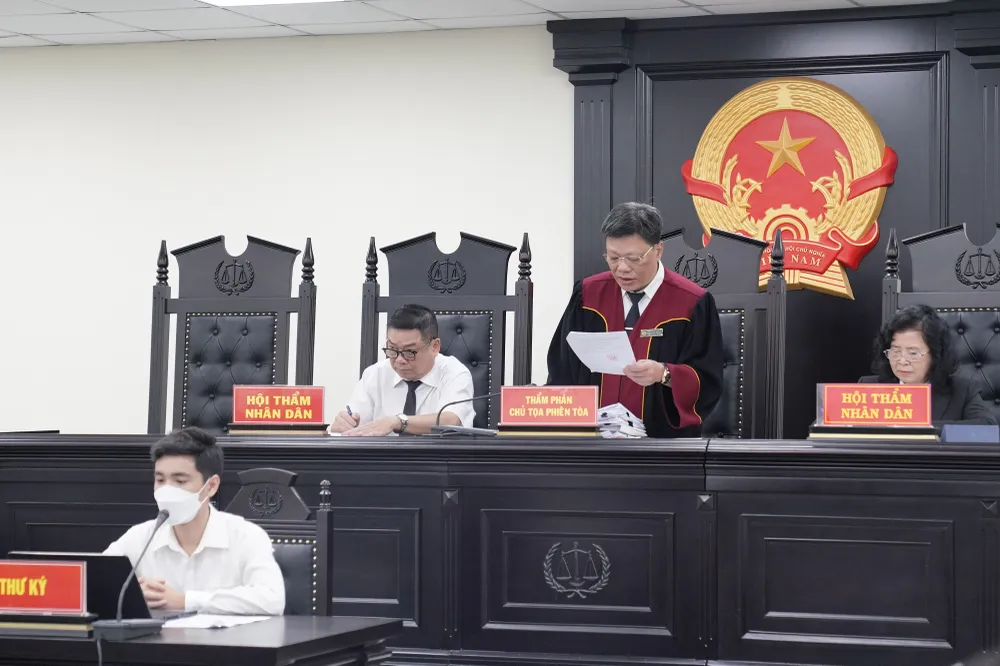 Hội đồng xét xử đọc quyết định đưa vụ án ra xét xử. Ảnh: ĐỖ TRUNG