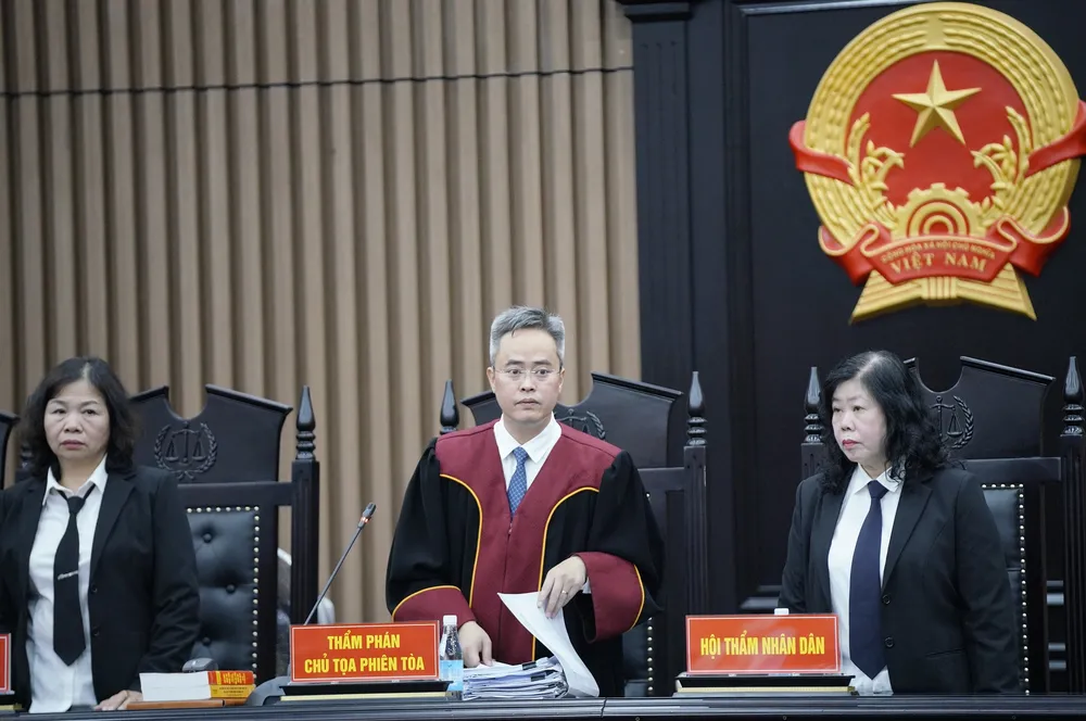 Hội đồng xét xử xét hỏi các bị cáo. Ảnh: ĐỖ TRUNG Hội đồng xét xử xét hỏi các bị cáo. Ảnh: ĐỖ TRUNG