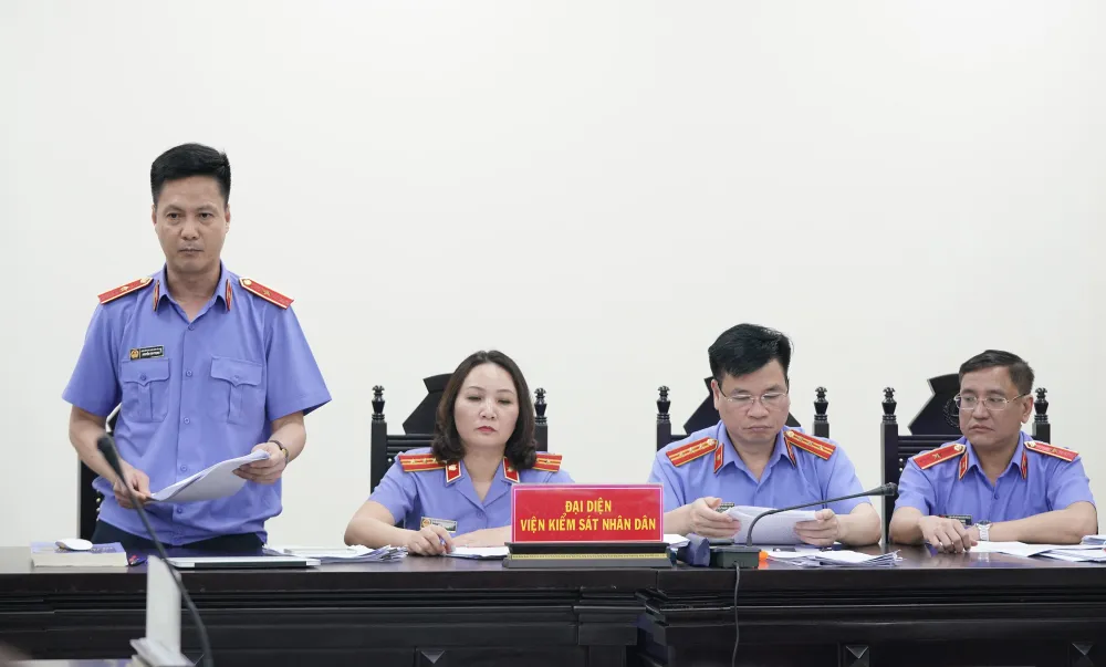 Đại diện VKS công bố bản luận tội. Ảnh: ĐỖ TRUNG Đại diện VKS công bố bản luận tội. Ảnh: ĐỖ TRUNG