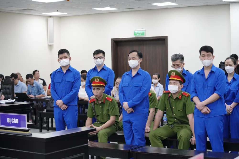 Các bị cáo nghe các mức án đề nghị. Ảnh: ĐỖ TRUNG Các bị cáo nghe các mức án đề nghị. Ảnh: ĐỖ TRUNG