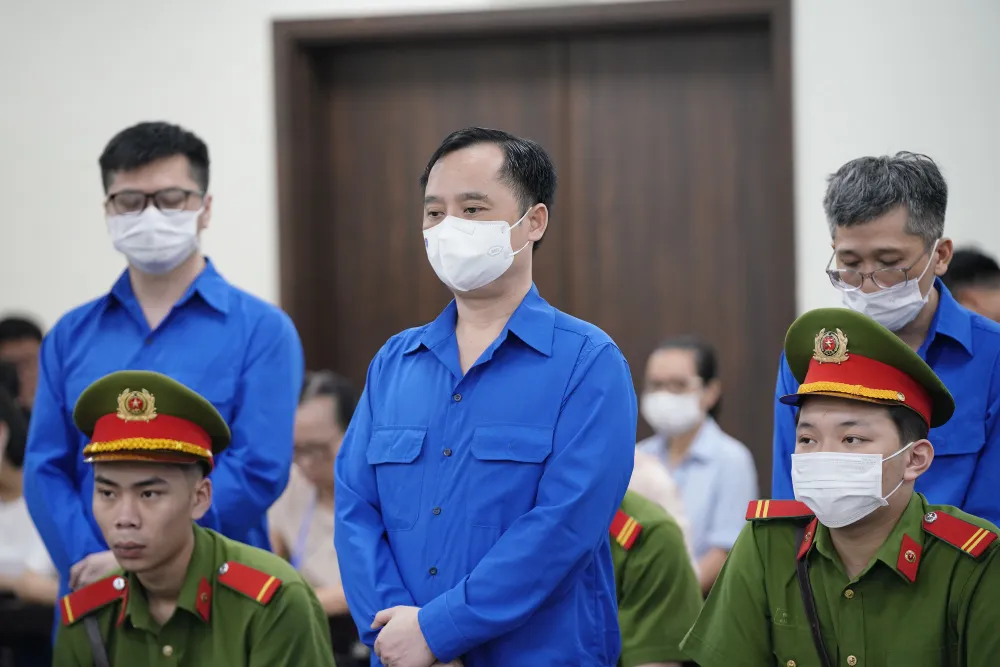 Bị cáo Đỗ Thành Nhân (giữa) tại phiên tòa chiều 10-5. Ảnh: ĐỖ TRUNG