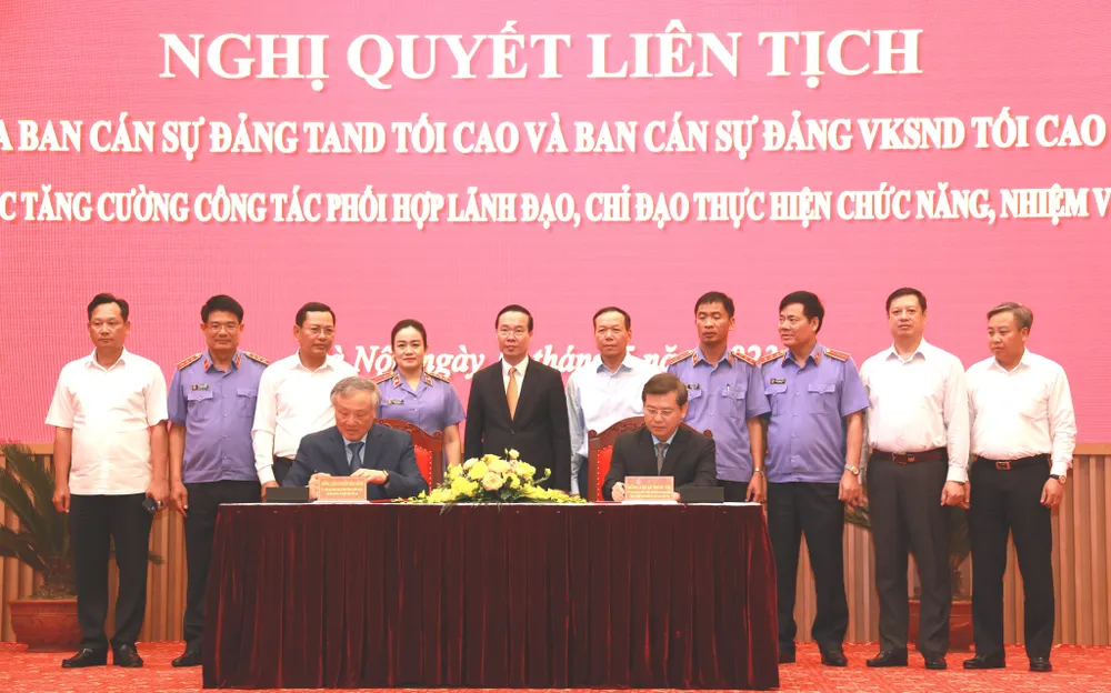 Nhân dịp này, Chủ tịch nước Võ Văn Thưởng chứng kiến lễ ký kết nghị quyết liên tịch giữa Ban Cán sự Đảng Viện Kiểm sát nhân dân tối cao với Ban Cán sự Đảng Tòa án nhân dân tối cao