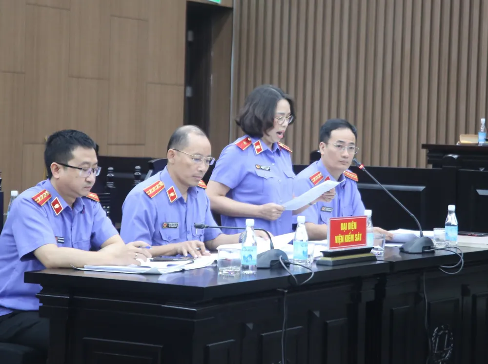 Đại diện VKS đọc bản luận tội Đại diện VKS đọc bản luận tội