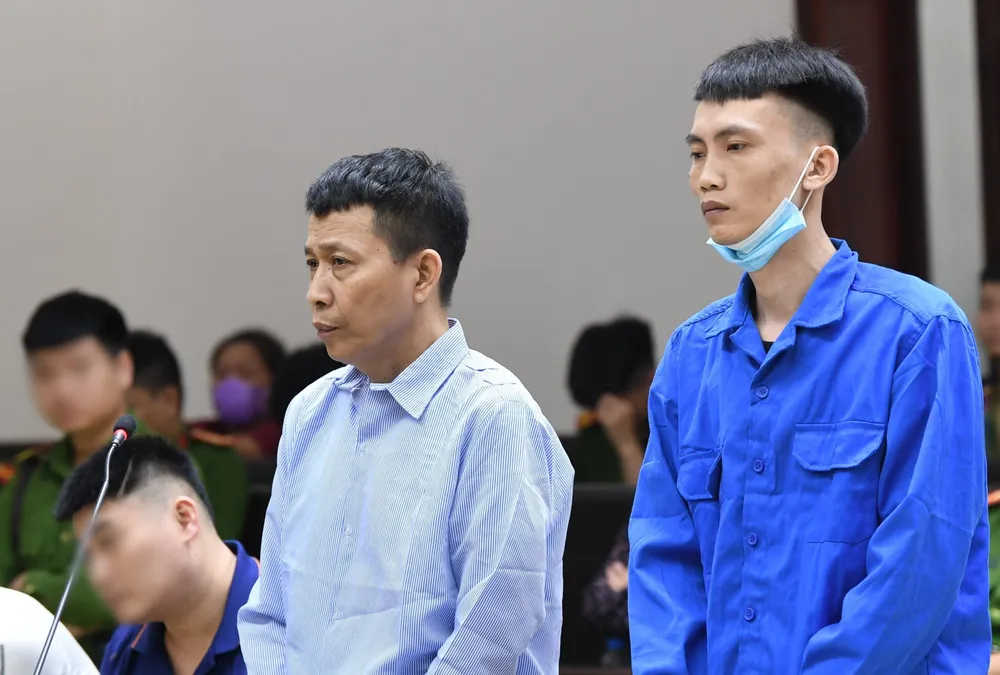 Các bị cáo Lê Ngọc Ninh (áo kẻ xanh) và Nguyễn Văn Sơn tại phiên tòa phúc thẩm sáng 31-5 Các bị cáo Lê Ngọc Ninh (áo kẻ xanh) và Nguyễn Văn Sơn tại phiên tòa phúc thẩm sáng 31-5