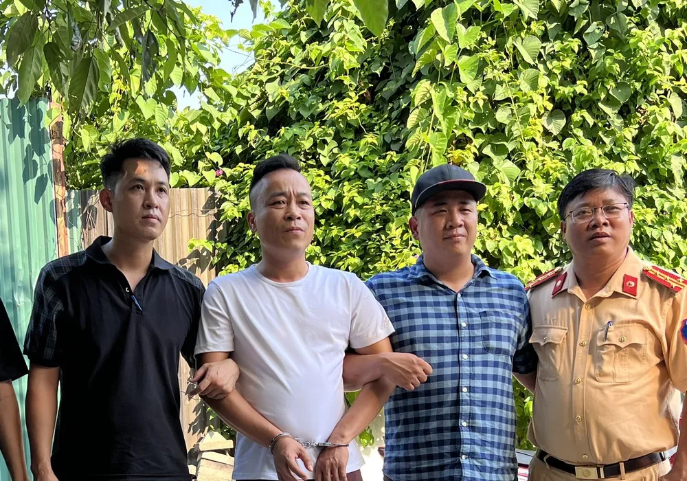 Đối tượng Đằng (áo phông trắng) bị lực lượng chức năng bắt giữ sau 7 năm trốn truy nã Đối tượng Đằng (áo phông trắng) bị lực lượng chức năng bắt giữ sau 7 năm trốn truy nã