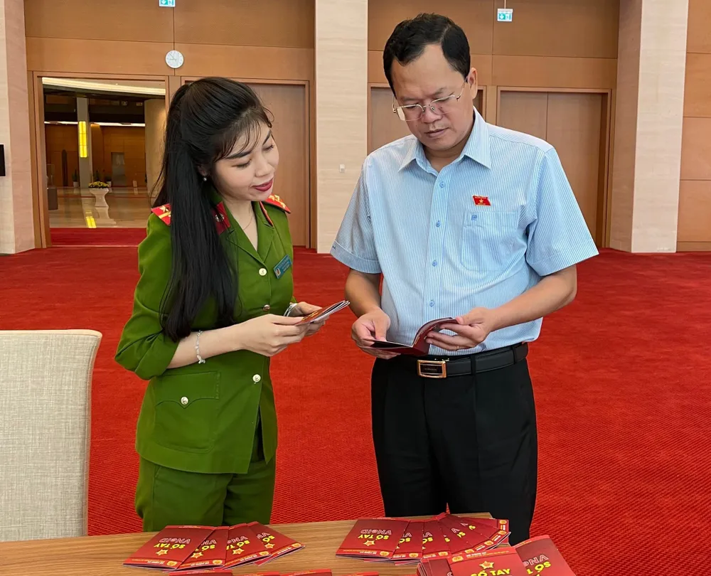 Cán bộ C06 tuyên truyền, hướng dẫn đại biểu quốc hội về tài khoản định danh điện tử