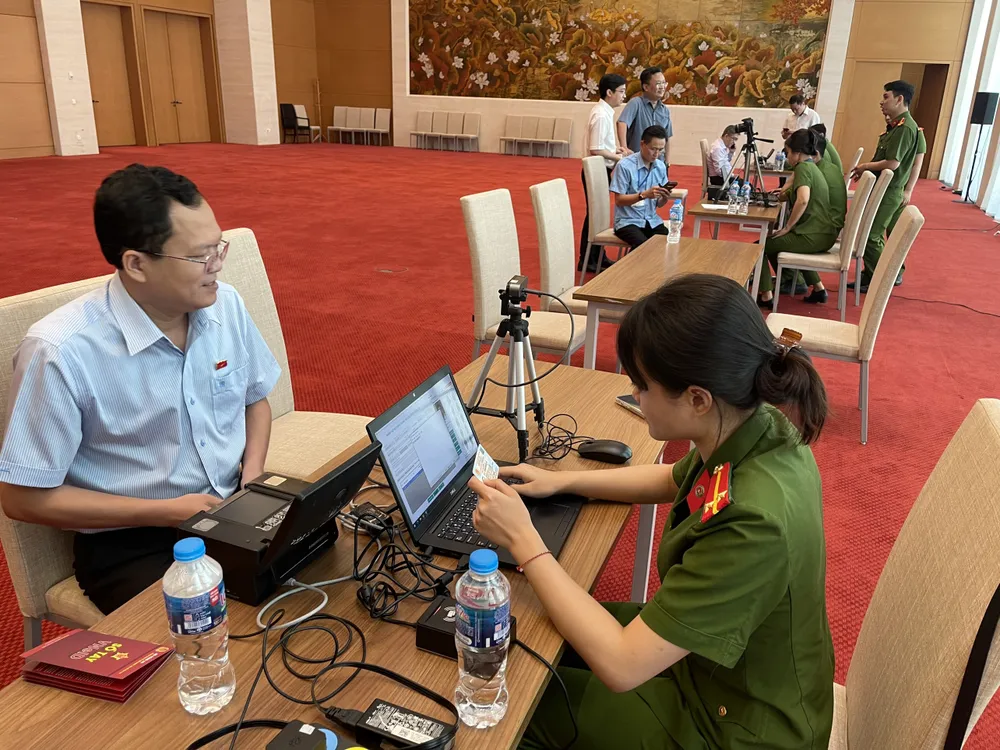 Trong giờ nghỉ giải lao phiên họp, các đại biểu quốc hội được cán bộ C06 hướng dẫn mở tài khoản định danh khi có nhu cầu