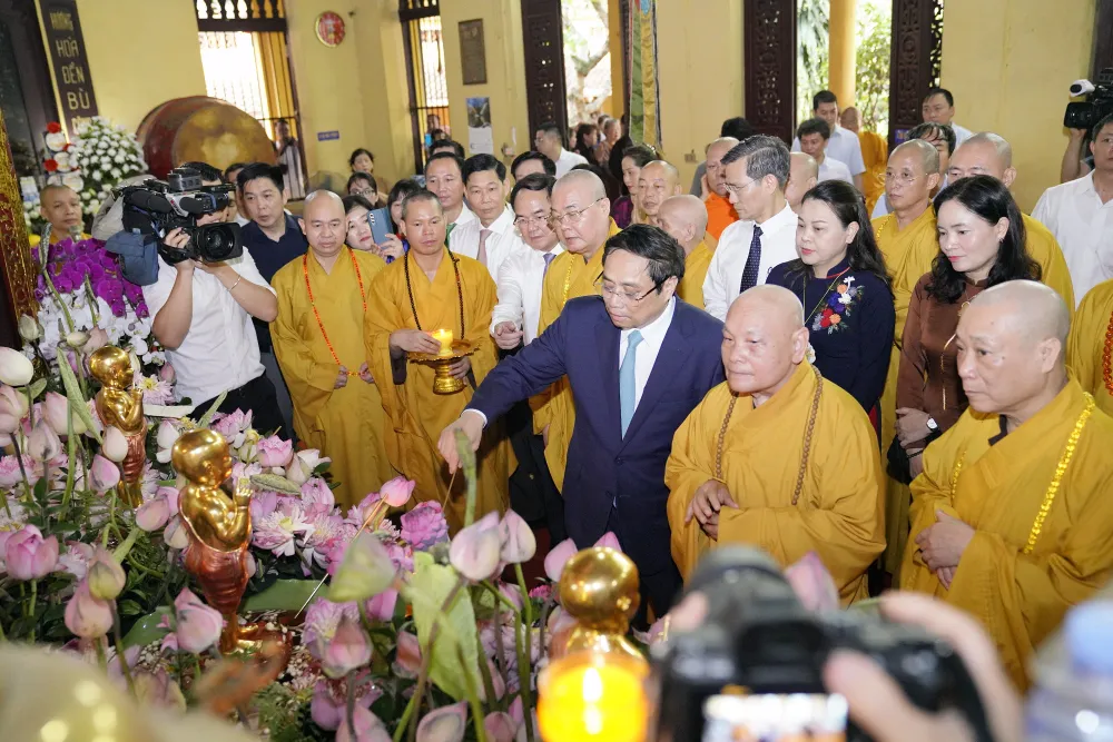 Thủ tướng Phạm Minh Chính thực hiện nghi thức tắm phật. Ảnh: ĐỖ TRUNG Thủ tướng Phạm Minh Chính thực hiện nghi thức tắm phật. Ảnh: ĐỖ TRUNG