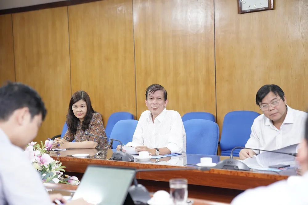 Phó Tổng Biên tập Báo SGGP Nguyễn Khắc Văn (giữa) chia sẻ về các nội dung liên quan tới cuộc thi "Tỏa sáng giá trị Việt" Phó Tổng Biên tập Báo SGGP Nguyễn Khắc Văn (giữa) chia sẻ về các nội dung liên quan tới cuộc thi "Tỏa sáng giá trị Việt"