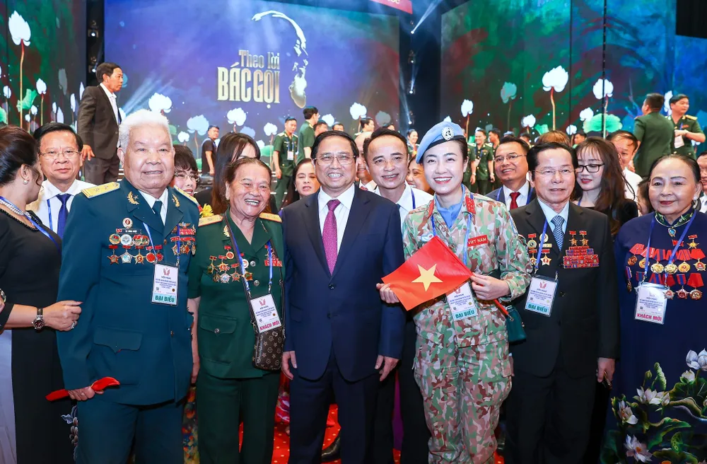 Thủ tướng Phạm Minh Chính cùng các điển hình tiên tiến. Ảnh: VIẾT CHUNG Thủ tướng Phạm Minh Chính cùng các điển hình tiên tiến. Ảnh: VIẾT CHUNG