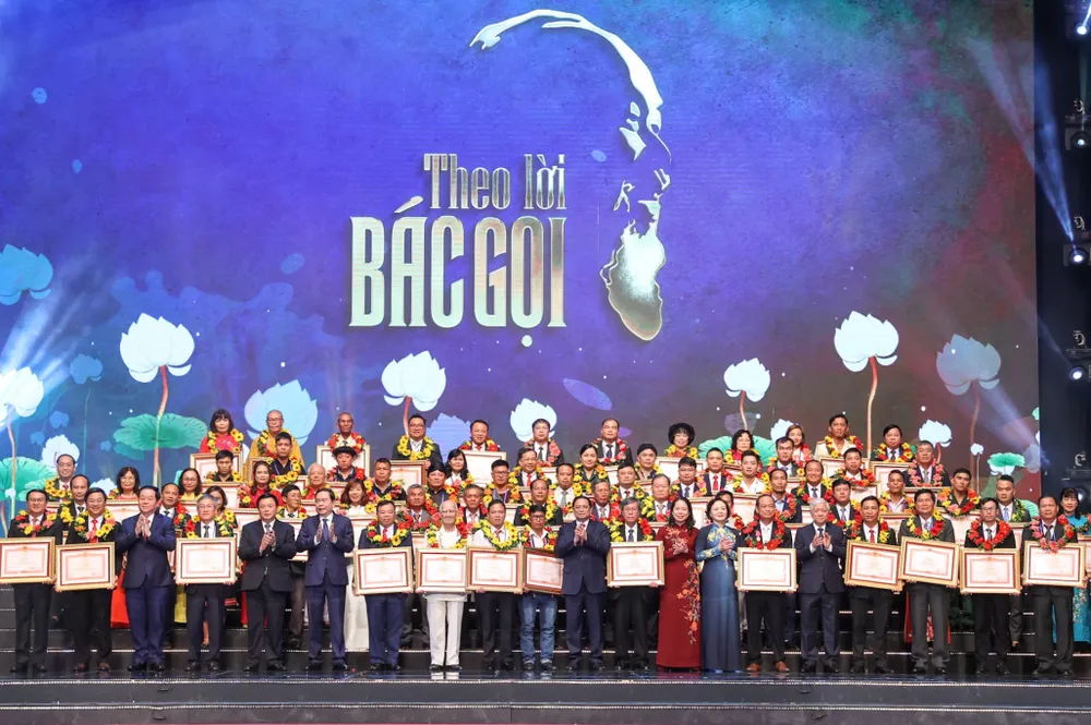 Thủ tướng và lãnh đạo Đảng, Nhà nước tuyên dương các điển hình tiên tiến trong phong trào thi đua yêu nước. Ảnh: VIẾT CHUNG Thủ tướng và lãnh đạo Đảng, Nhà nước tuyên dương các điển hình tiên tiến trong phong trào thi đua yêu nước. Ảnh: VIẾT CHUNG