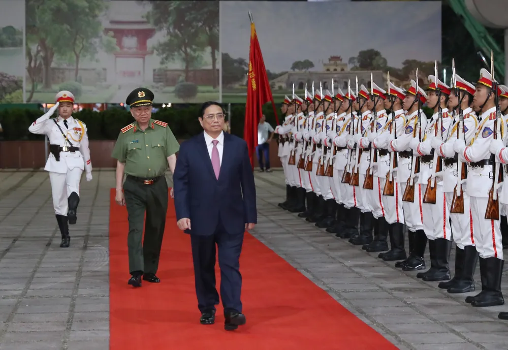 Thủ tướng Phạm Minh Chính duyệt đội danh dự. Ảnh: QUANG PHÚC Thủ tướng Phạm Minh Chính duyệt đội danh dự. Ảnh: QUANG PHÚC