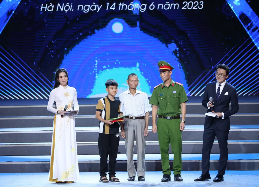 Tại lễ tuyên dương, các đại biểu nghe nhiều tấm gương hy sinh về cuộc chiến đấu phòng, chống ma túy. Ảnh: QUANG PHÚC Tại lễ tuyên dương, các đại biểu nghe nhiều tấm gương hy sinh về cuộc chiến đấu phòng, chống ma túy. Ảnh: QUANG PHÚC