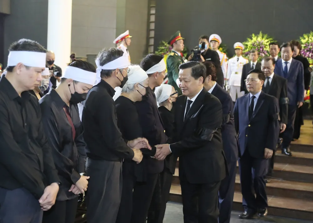 Đồng chí Lê Minh Khái, Phó Thủ tướng Chính phủ chia buồn cùng gia quyến gia đình đồng chí Vũ Khoan. Ảnh: QUANG PHÚC Đồng chí Lê Minh Khái, Phó Thủ tướng Chính phủ chia buồn cùng gia quyến gia đình đồng chí Vũ Khoan. Ảnh: QUANG PHÚC