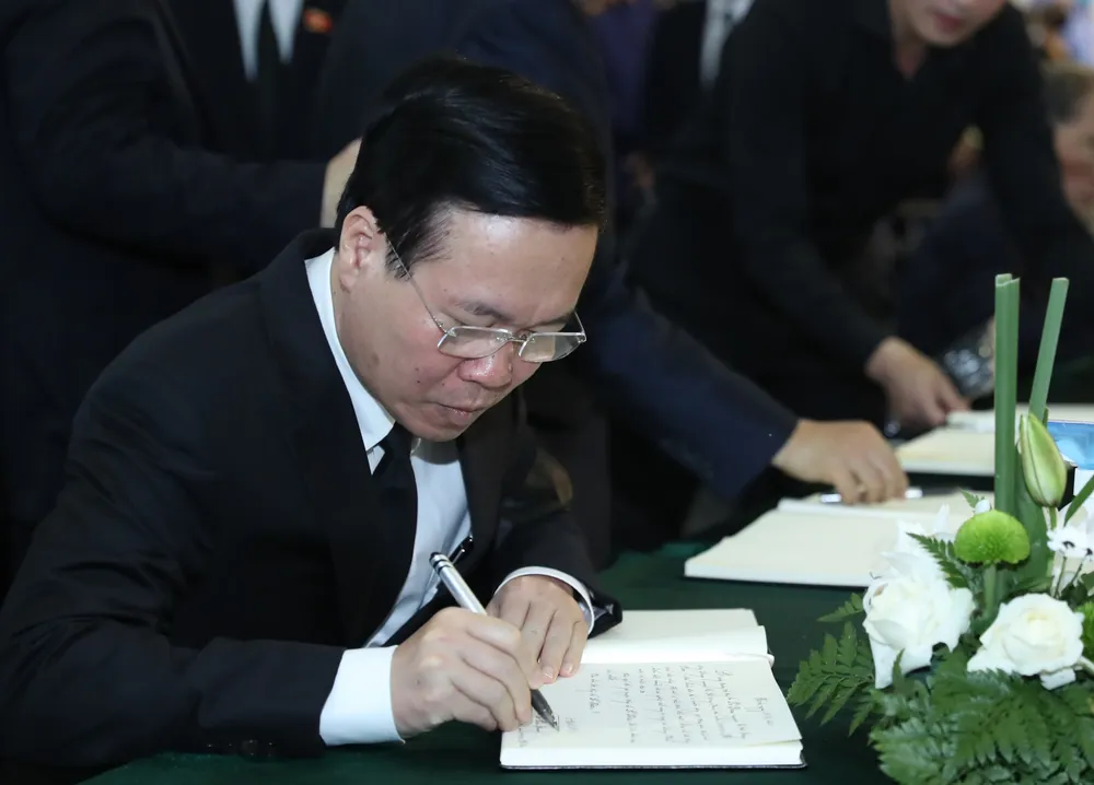 Chủ tịch nước Võ Văn Thưởng dẫn đầu đoàn Chủ tịch nước vào viếng đồng chí Vũ Khoan. Ảnh: QUANG PHÚC Chủ tịch nước Võ Văn Thưởng dẫn đầu đoàn Chủ tịch nước vào viếng đồng chí Vũ Khoan. Ảnh: QUANG PHÚC