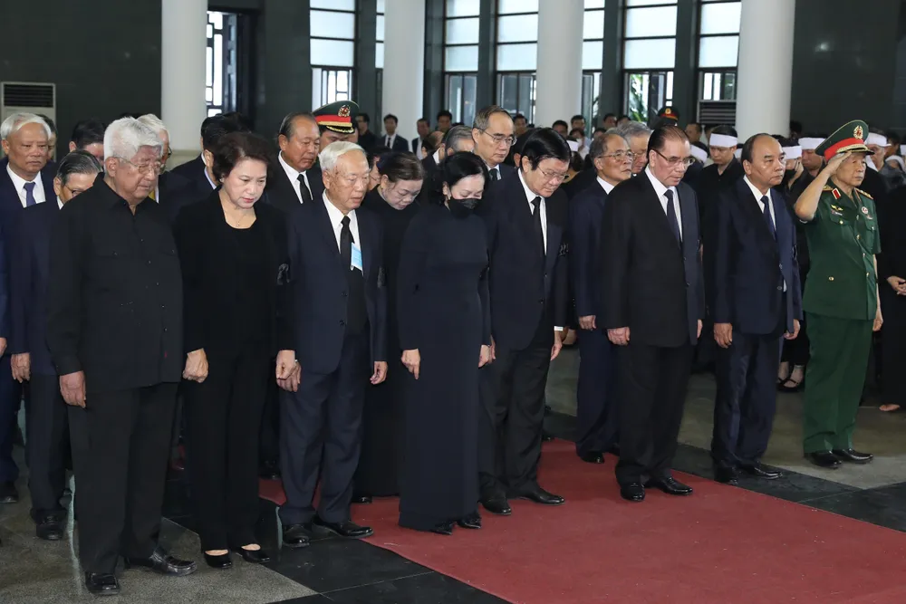 Đoàn đại biểu Ban Chấp hành Trung ương Đảng do Ủy viên Bộ Chính trị, Thường trực Ban Bí thư, Trưởng ban Tổ chức Trung ương Trương Thị Mai dẫn đầu vào viếng đồng chí Vũ Khoan. Ảnh: QUANG PHÚC Đoàn đại biểu Ban Chấp hành Trung ương Đảng do Ủy viên Bộ Chính trị, Thường trực Ban Bí thư, Trưởng ban Tổ chức Trung ương Trương Thị Mai dẫn đầu vào viếng đồng chí Vũ Khoan. Ảnh: QUANG PHÚC