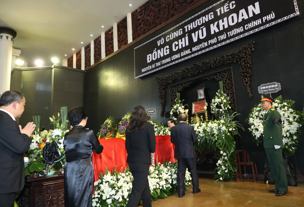 Các đại biểu đi quanh linh cữu đồng chí Vũ Khoan lần cuối. Ảnh: QUANG PHÚC Các đại biểu đi quanh linh cữu đồng chí Vũ Khoan lần cuối. Ảnh: QUANG PHÚC