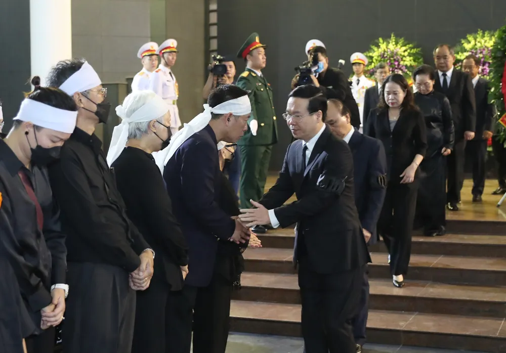 Chủ tịch nước Võ Văn Thưởng chia buồn cùng gia quyến đồng chí Vũ Khoan. Ảnh: QUANG PHÚC Chủ tịch nước Võ Văn Thưởng chia buồn cùng gia quyến đồng chí Vũ Khoan. Ảnh: QUANG PHÚC