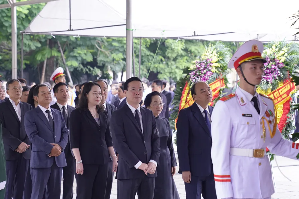 Đoàn Chủ tịch nước do Chủ tịch nước Võ Văn Thưởng dẫn đầu vào viếng đồng chí Vũ Khoan. Ảnh: ĐỖ TRUNG Đoàn Chủ tịch nước do Chủ tịch nước Võ Văn Thưởng dẫn đầu vào viếng đồng chí Vũ Khoan. Ảnh: ĐỖ TRUNG