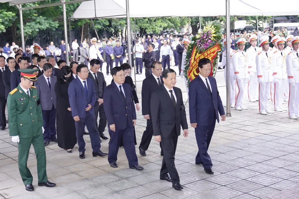 Đoàn Chính phủ do đồng chí Lê Minh Khái, Bí thư Trung ương Đảng, Phó Thủ tướng làm trưởng đoàn vào viếng. Ảnh: ĐỖ TRUNG Đoàn Chính phủ do đồng chí Lê Minh Khái, Bí thư Trung ương Đảng, Phó Thủ tướng làm trưởng đoàn vào viếng. Ảnh: ĐỖ TRUNG